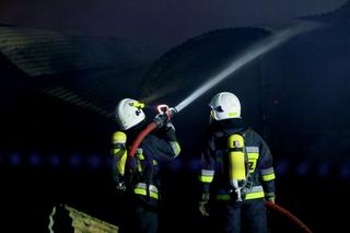 Ogromny pożar hali w Kętach. W akcji ponad 30 jednostek straży!