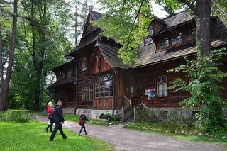 Ta małopolska willa jest hitem turystycznym. Wybudowali ją górale wraz ze sławnym malarzem