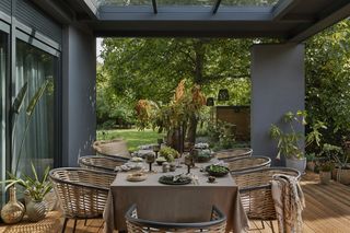 Grill w ogrodzie – co warto wiedzieć przed urządzeniem takiej przestrzeni?