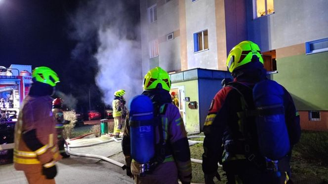 Poważny pożar w bloku w Bydgoszczy. 37 osób ewakuowanych, w tym kilku rannych