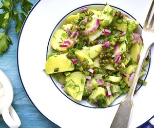 Pyszna sałatka ziemniaczana z czerwoną cebulą i kaparami