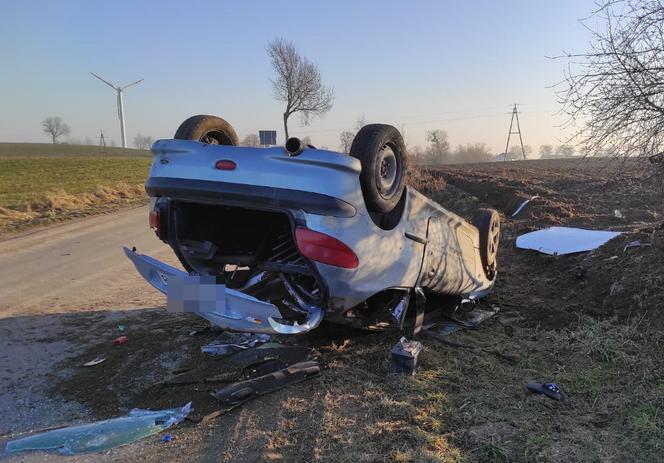 Uczył młodszego brata prowadzić auto. Skończyło się dachowaniem