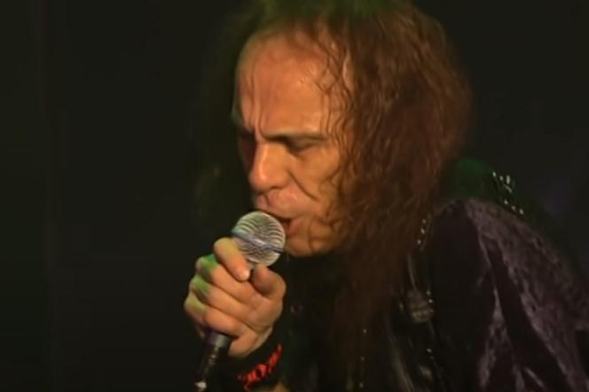 Geezer Butler twierdzi, że to on nauczył Dio, jak 'stosować rogi' na scenie