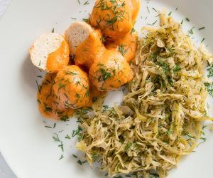 Tradycyjna młoda kapusta na ciepło z koperkiem i szczypiorkiem