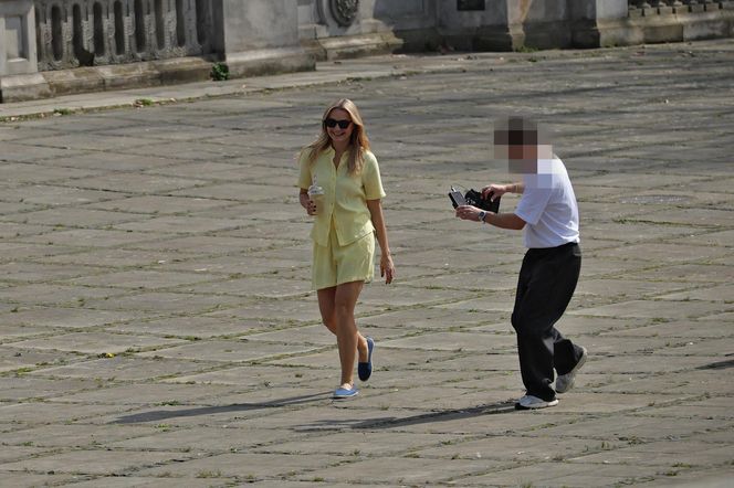 Małgorzata Socha przebiera się w parku