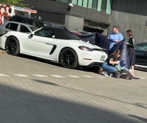  Makabra na Ochocie. Zwłoki w luksusowym białym Porsche. Na miejscu prokurator