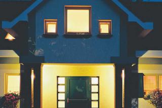 Oświetlenie zewnętrzne domu: oprawy oświetleniowe i sterowanie światłem