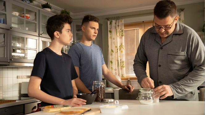 Rodzinka.pl 15 sezon odc. 285. Kuba (Adam Zdrójkowski), Ludwik (Tomasz Karolak), Kacper (Mateusz Pawłowski)