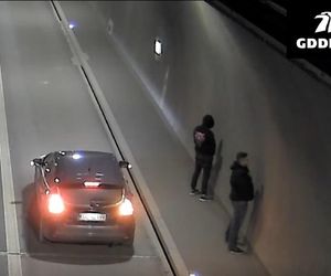 Szokujące sceny na S7 w Małopolsce. Wysiedli z auta na drodze ekspresowej, aby załatwić potrzebę