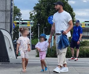 Maciej Pela z córeczkami nad Wisłą