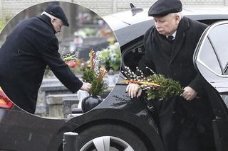 Jarosław Kaczyński z palemką o kuli na grobie rodziców [ZDJĘCIA]