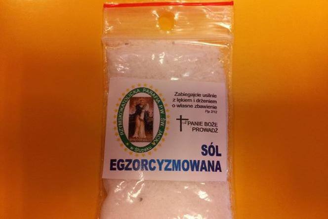 Katechetka dała przedszkolakowi sól EGZORCYZMOWANĄ! O co chodzi?