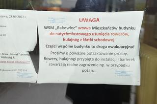Warszawa. Mają usunąć z klatek wycieraczki, bo… stanowią zagrożenie pożarowe. „Niedługo każą wymontować nam drzwi, bo są z drewna!”