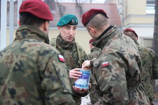 Żołnierz przemierza całą Polskę, zbierając pieniądze dla chorego synka. Te sceny chwytają za serce [ZDJĘCIA]