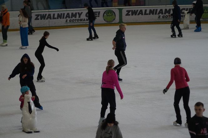 Ferie zimowe na Torbydzie w Bydgoszczy. Lodowisko pęka w szwach