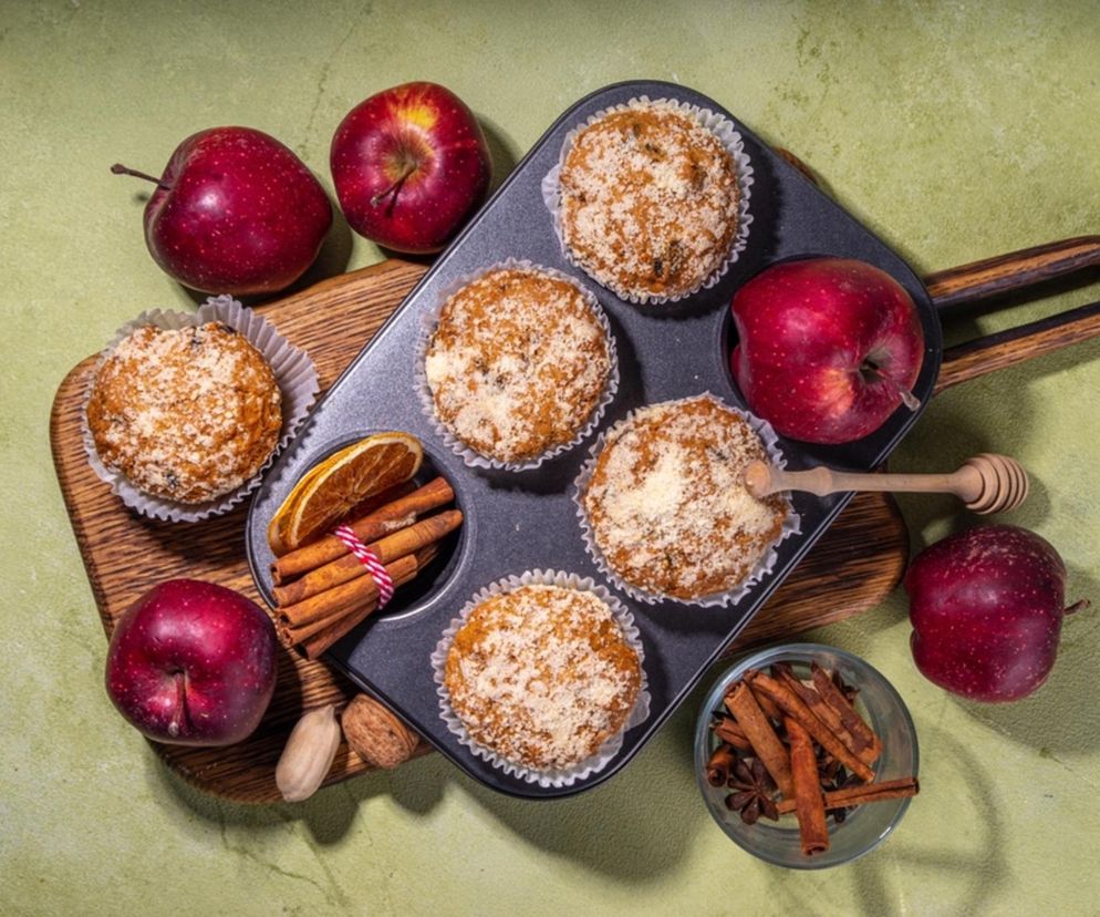 Ciepłe, pachnące jabłkiem. Pieczone owsiane kubki jak z bajki
