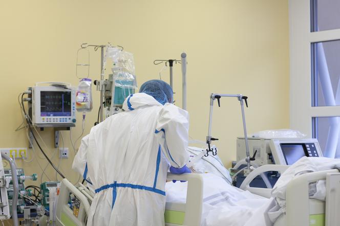 Lekarz w kombinezonie ochronnym na oddziale intensywnej terapii w szpitalu