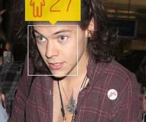 Na ile lat wygląda Harry Styles?