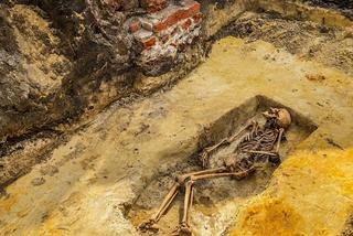 Kolejne ciała zakopane w dołach śmierci