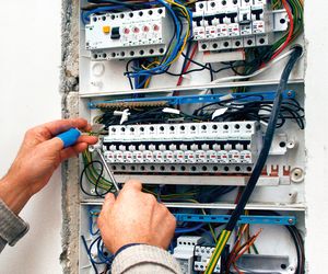 Rozdzielnica elektryczna w domu. Skrzynka elektryczna: połączenie i dobór odpowiedniego wyposażenia