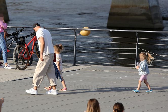 Maciej Pela z córeczkami nad Wisłą