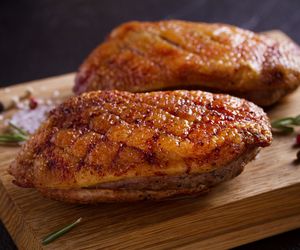 Wolno pieczona pierś kaczki: łatwy przepis na soczysty i różowy filet z piersi kaczki