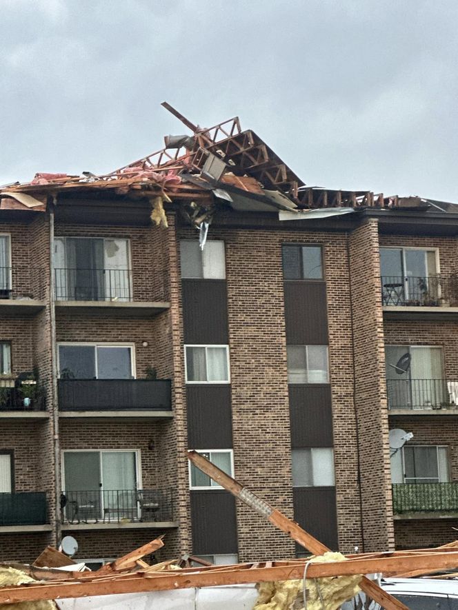 Wichura zerwała dach budynku pod Chicago