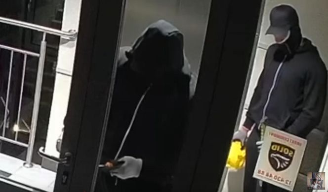 Mieszkanie Szalonego Reportera zaatakowane siekierami