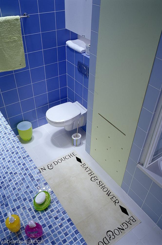 Niebieska ściana w łazience