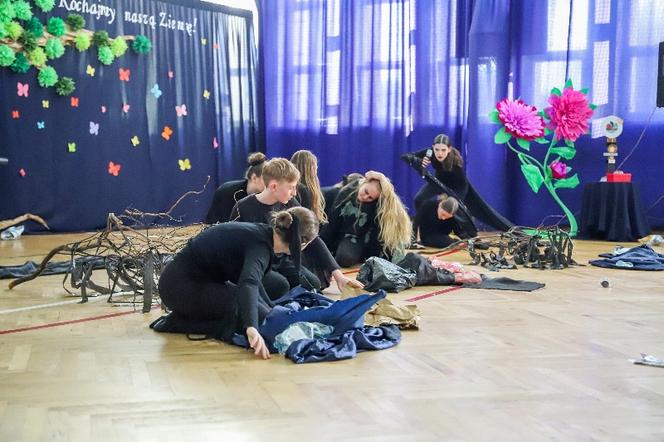 ZOBACZ zdjęcia z inscenizacji ekologicznej z okazji Dnia Ziemi w wykonaniu uczniów siedleckiej Dziesiątki