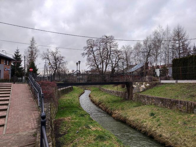 Tak wygląda most zakochanych w Tarnowie. W pobliżu jest zapomniana kapliczka św. Walentego