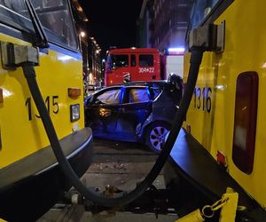 Groźny wypadek w Warszawie. Samochód i dwa tramwaje rozbite. Jeden z nich się wykoleił