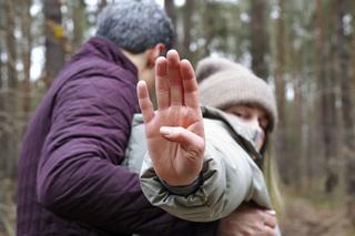 Barwy szczęścia, odcinek 2818: Jeden gest uratuje Kamę przed Stawickim! Międzynarodowy znak pomoże jej wyrwać się z rąk psychola Zbyszka - ZDJĘCIA