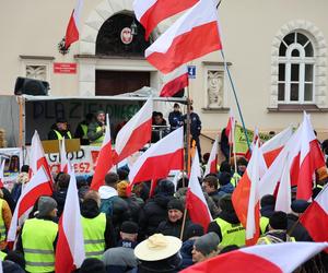 Protest rolników 20 marca przed Lubelskim Urzędem Wojewódzkim w Lublinie