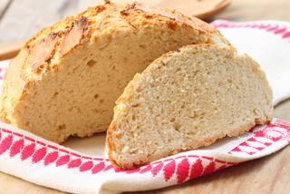 Chrupiący chleb sodowy pieczony w garnku
