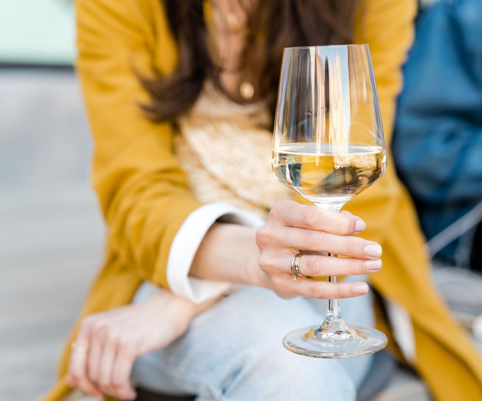 Kobieta trzymająca w ręce kieliszek wina 