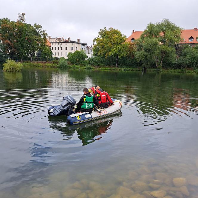 Mężczyzna wpadł do stawu i ślad po nim zaginął