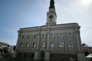 Urząd Miasta Leszna szuka pracowników. Pensja od 5300 zł brutto (czyli ok. 3900 zł na rękę)