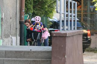 Agnieszka Pomaska na rowerze z dziećmi