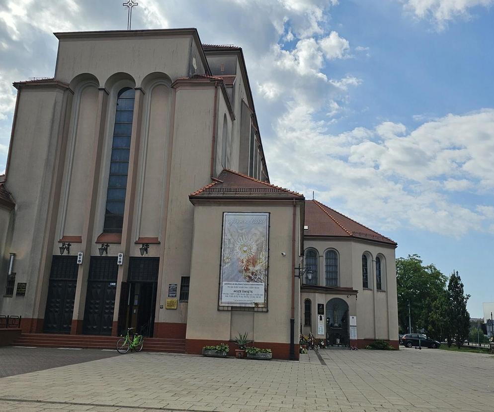 Nie zdążyła nawet zdjąć spodni! Dziewiąte dziecko urodziła pod kościołem