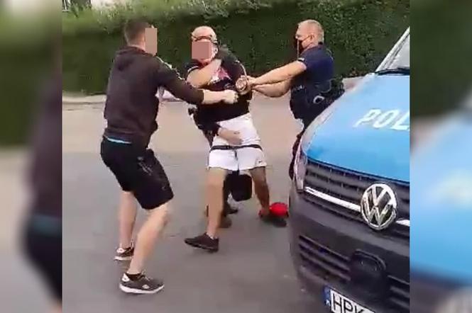 Nastolatkowe z Przemyśla WYKIWALI policjantów. Nagranie trafiło do sieci [WIDEO]