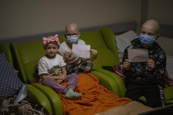 Tak żyją teraz dzieci na oddziale onkologicznym w Kijowie. Te zdjęcia łamią serca