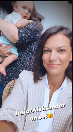 M jak miłość. Alżbeta Lenska (Patrycja), Jaś (Aleksander Cacko) na planie