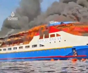 Pożar promu wycieczkowego. Ludzie skakali do wody, wszystko się nagrało! Pomocy, płoniemy na morzu