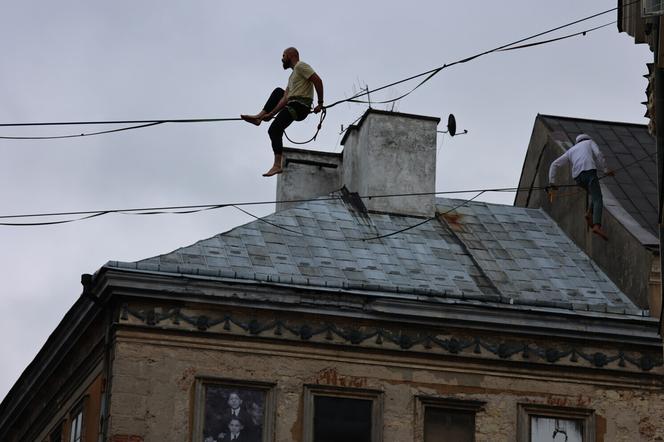   Urban Highline Festival 2023 w Lublinie. Slacklinerzy robią cuda na linach!