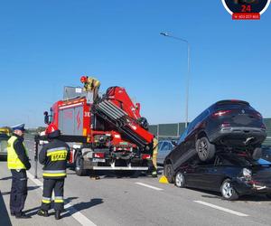  Gigantyczna kraksa pięciu samochodów na moście Południowym. Auto wjechało na dach drugiego!