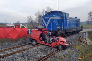 Drygały: Tragiczny wypadek na przejeździe kolejowym. Osobówka zderzyła się z lokomotywą [FOTO]