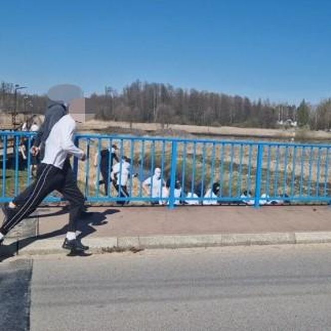 Policjanci zatrzymali 10 pseudokibiców po meczu w Zwoleniu. Wielu z nich było nieletnich