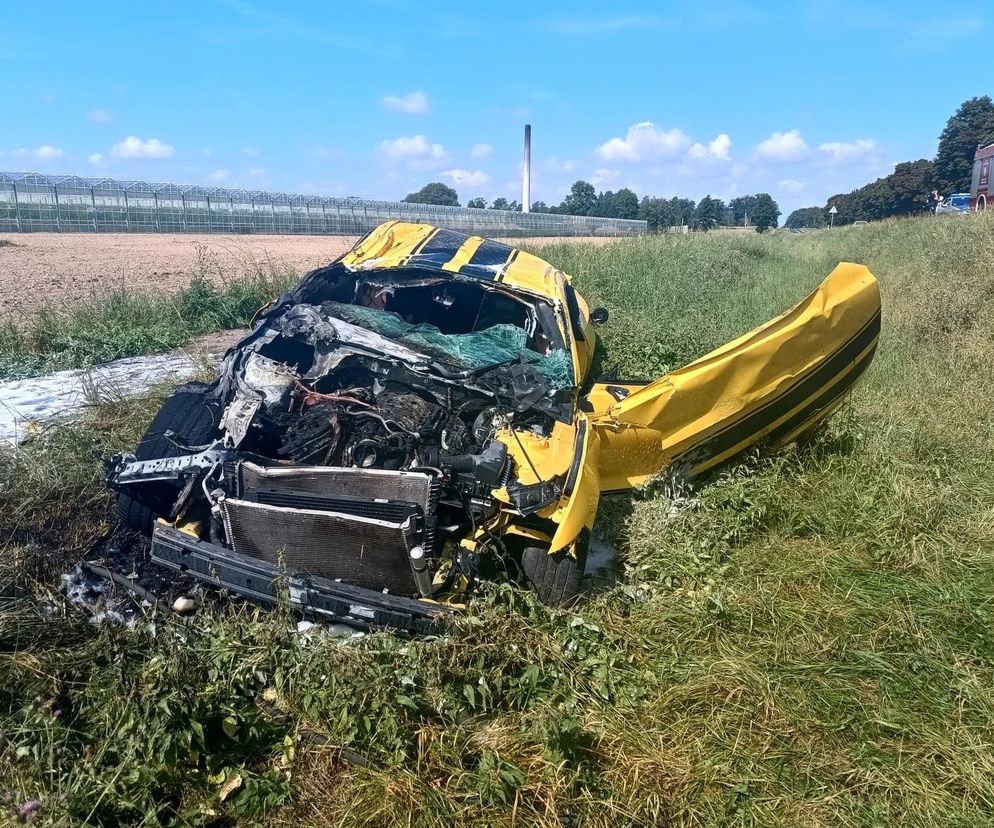 Nowy Mustang rozbity dzień po zakupie! Pijany 35-latek dachował w Szczytnikach