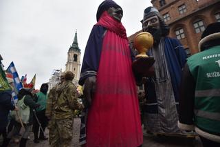 Orszak Trzech Króli 2023 w Toruniu. Efektowne figury, piękne kolory i aktywiści o dramacie uchodźców
